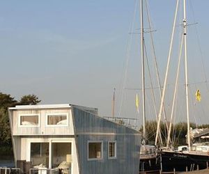 Tiny Houseboat Heeg Netherlands
