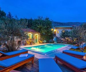 Villa Vultana with heated pool, 4 bedrooms, 3.5 bathrooms, 10 persons max Srinjine Croatia