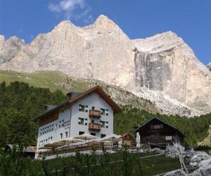 Rifugio Stella Alpina Spiz Piaz per escursionisti Pozza di Fassa Italy