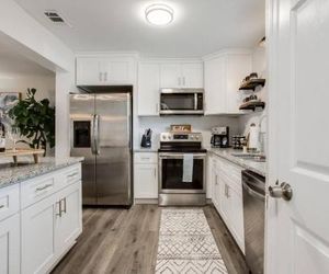 Modern + Cozy Townhome - minutes to Avalon w/king Roswell United States