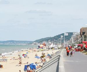 2 pièces Front de Mer ensoleillé et calme accès direct plage Cabourg France