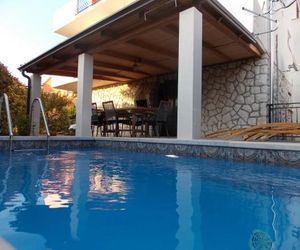 Apartment with private pool Njivice Croatia