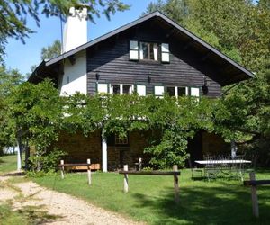 Chalet in the countryside, beautiful large garden, absolute calm, total privacy Bievres Belgium