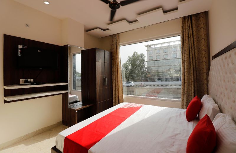 OYO 44021 Hotel Aura