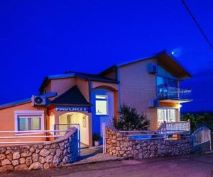 Spacious holiday home with private swimming pool 200m from the beach Maslenica Croatia