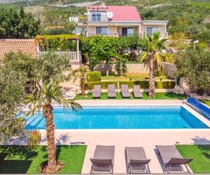 Villa Paula with 7 bedrooms, heated 36sqm private pool, Jacuzzi, Gym and sea views Ka?tela Croatia