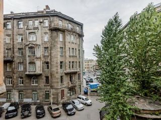 Modern Big Apart at Anichkov bridge