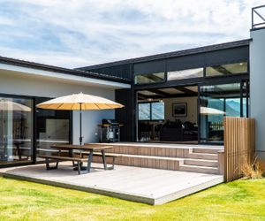 New & unique home with lake & mountain views. Wanaka New Zealand