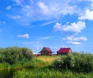 Домики на берегу озера Chizhevichi Belarus