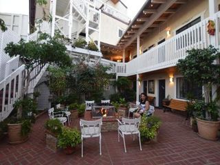 Фото отеля Catalina Courtyard Suites