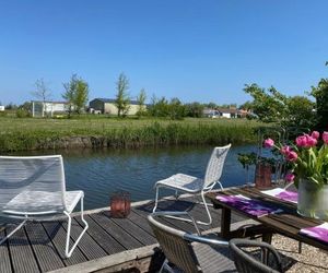 Ferienpark Vislust Ferienhaus Balu mit eigenem Steiger zum angeln Ijsselmeer Niederlande Wervershoof Netherlands