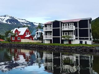 Фото отеля Við Lonið Guesthouse