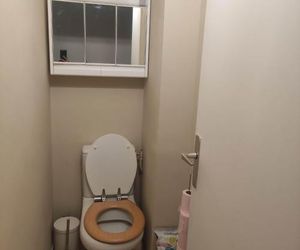 Comfortable private bedroom for 1 woman-1 femme-для женщины St. Laurent-du-Var France