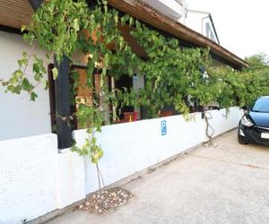 Apartments Vladan with Terrace Baska Croatia