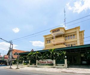 RedDoorz Plus near Alun Alun Karanganyar Solo Indonesia