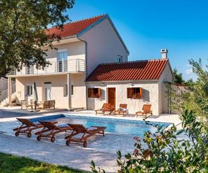 Spacious 4 bedroom holiday home with private swimming pool, fenced garden, BBQ Bila Vlaka Croatia