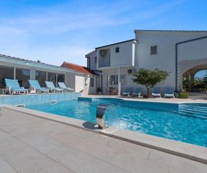 Charming villa with high privacy, 60m private pool, fitnes, sauna, tennis court Neoric Croatia