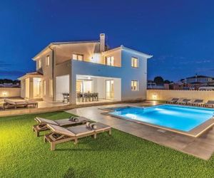 Nice home in Galizana w/ Outdoor swimming pool, Jacuzzi and 4 Bedrooms Galezan Croatia