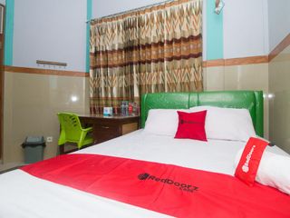 Фото отеля RedDoorz Syariah near Alun-Alun Bojonegoro