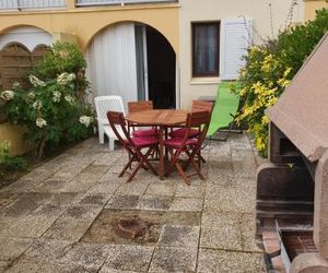 Appartement T2 avec son rez de jardin de 40 m2 4 couchages 250m de la plage et 15km de lArena Narbonne-Plage France