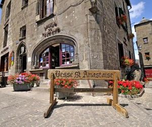 Grande maison dans la cité médiévale de Besse Besse-et-Saint-Anastaise France