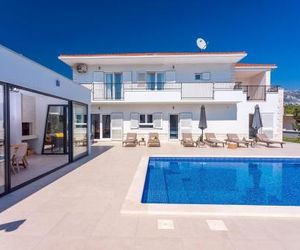 VILLA ALMIC with heated pool, 5 bedrooms, Gaming room, a multi-use playground court Omis Croatia