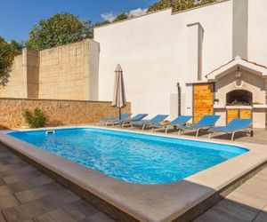 Stunning home in Makarska w/ Outdoor swimming pool and 3 Bedrooms Veliko Brdo Croatia