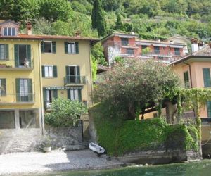 CASA IN RIVA AL LAGO Varenna Italy