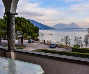 Bed, boat and beach in Feriolo direkt am See Baveno Italy