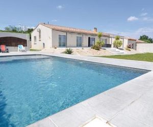 Beautiful home in Sernhac w/ WiFi, Outdoor swimming pool and 4 Bedrooms Sernhac France
