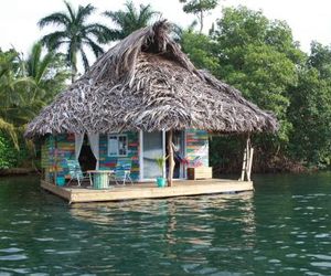 Floating lodge El Toucan Loco Bacatorito Panama