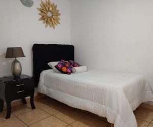 HABITACIÓN ALBORADA 1 con baño privado Chacarilla Peru
