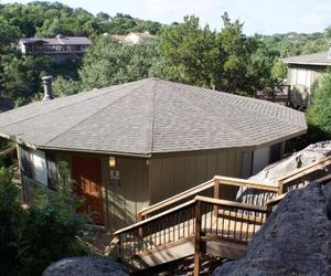 Waterfront Bungalow steps from Lake Travis, pool & hot tub, next to marina (#6) Lakeway United States