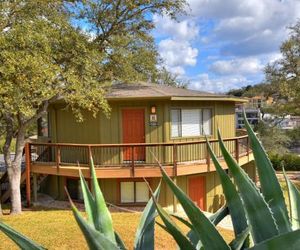 Treehouse Bungalow steps from Lake Travis, pool & hot tub, next to marina (#18) Lakeway United States