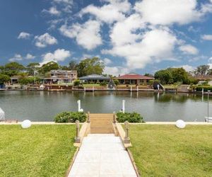 Waterfront Haven with jetty, mooring and WiFI Forster Australia