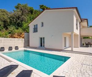 Nice home in Mundanije w/ Outdoor swimming pool and 4 Bedrooms Mundanija Croatia
