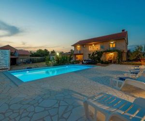 Spacious holiday home with private swimming pool, nice fenced garden with BBQ Lisicic Croatia
