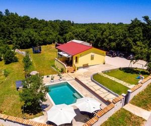Sunny yellow house with a pool Stokovci Croatia