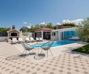 Nice home in Kamenmost w/ Outdoor swimming pool and 3 Bedrooms Kamenmost Croatia