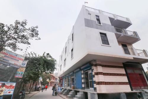 OYO Flagship 49326 Defence Colony Bhopura