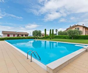Holiday apartment in Lazise, on the ground floor, with terrace and pool. Lazise Italy