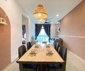 FLAMINGO SUITE near TERBAU AEON IKEA Austin 2-5pax Ulu Tiram Malaysia