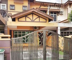 Tiaraa Homestay Kangkar Masai Malaysia