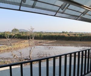 Rice field and mountain view home. 10 mins to city Chiang Rai City Thailand