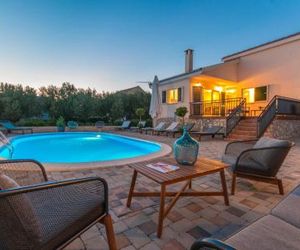 Beautiful home in Polaca w/ Outdoor swimming pool and 4 Bedrooms Rava Croatia
