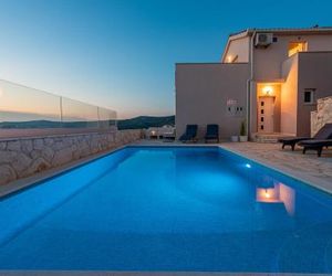 Villa Mona Apartments Razanj Croatia