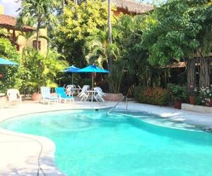 Newer & Roomy w/2 Pools. No Car Needed. Beaches, Restaurants & Shopping W/I walking distance. Taxis and buses abundant for reasonable price if needed Zihuatanejo Mexico