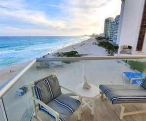 Splendid Beachfront Panorama in Nightlife Heart Cancun Mexico