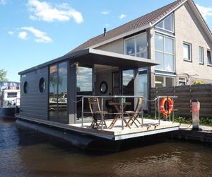 Bed-on-a-Boat Giethoorn Netherlands