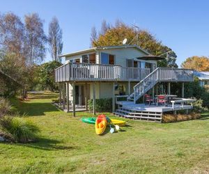 Absolute Waterfront with WiFi - Five Mile Bay Holiday Home Waitahanui New Zealand
